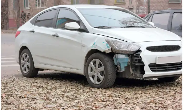 Weiße Limousine mit Motorschaden in Weinstadt